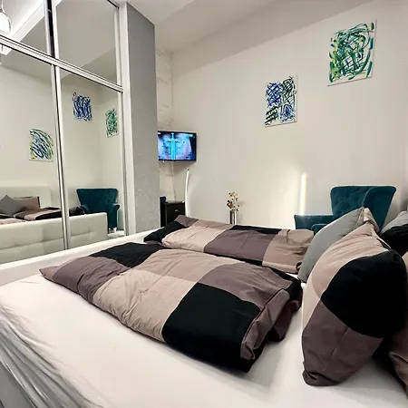 Apartment Main Square - Garden - Kitchen - Coffee Machine - Wifi - Parking Available Free Public Or Paid Private For 20 Euro Per Please Read Our Emails *