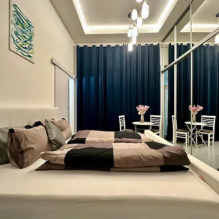 Main Square Apartment *