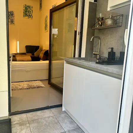 Prince Main Square Apartment - Garden - Kitchen - Coffee Machine - Wifi - Parking Available Free Public Or Paid Private For 20 Euro Per Stay Please Read Our Emails *