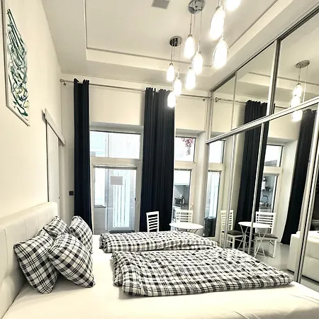 Prince Main Square Apartment - Garden - Kitchen - Coffee Machine - Wifi - Parking Available Free Public Or Paid Private For 20 Euro Per Stay Please Read Our Emails Apartmán *